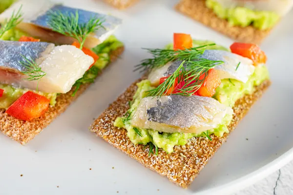 Silkės kąsneliai su avokadų kremu