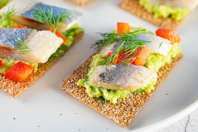 Silkės kąsneliai su avokadų kremu