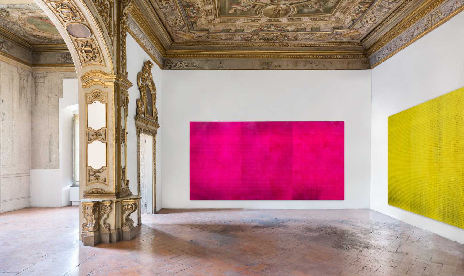 From L to R: « Untitled ( flash magenta ) », 2020.Acrylic and silkscreen ink on canvas. 78 x 150.5 in. (198.1 x 382 cm)
« Untitled ( flash yellow ) », 2019.Acrylic and silkscreen ink on canvas. 78 x 306 in. (198.1 x 722.2 cm)

