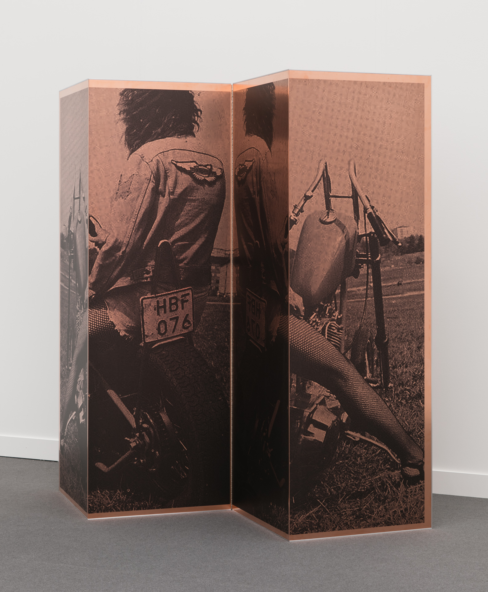 screen frieze side view