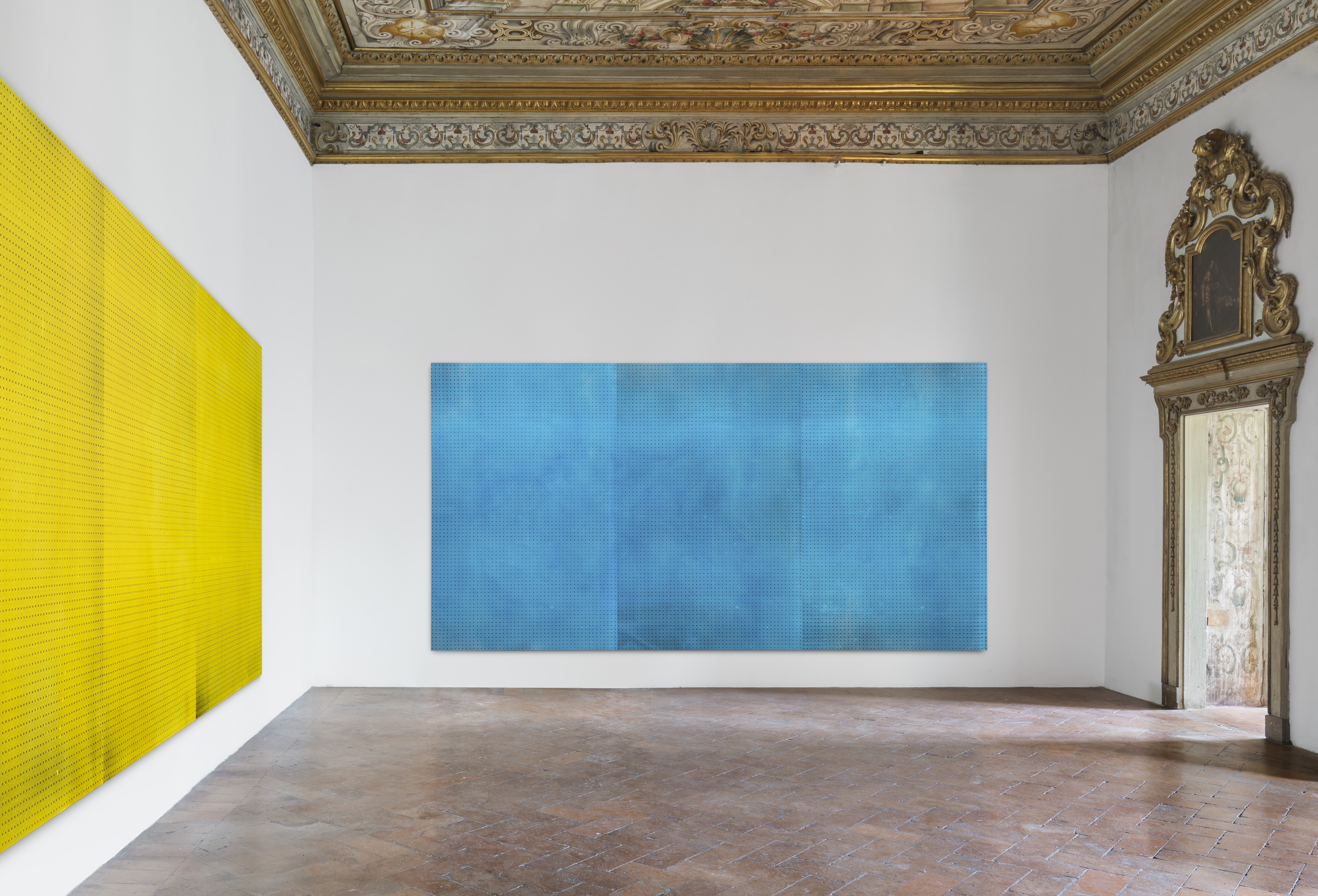 From L to R: 
« Untitled ( flash yellow ) », 2019.Acrylic and silkscreen ink on canvas. 78 x 306 in. (198.1 x 722.2 cm)
« Untitled ( flash blue ) », 2020.Acrylic and silkscreen ink on canvas. 78 x 150.5 in. (198.1 x 382 cm)