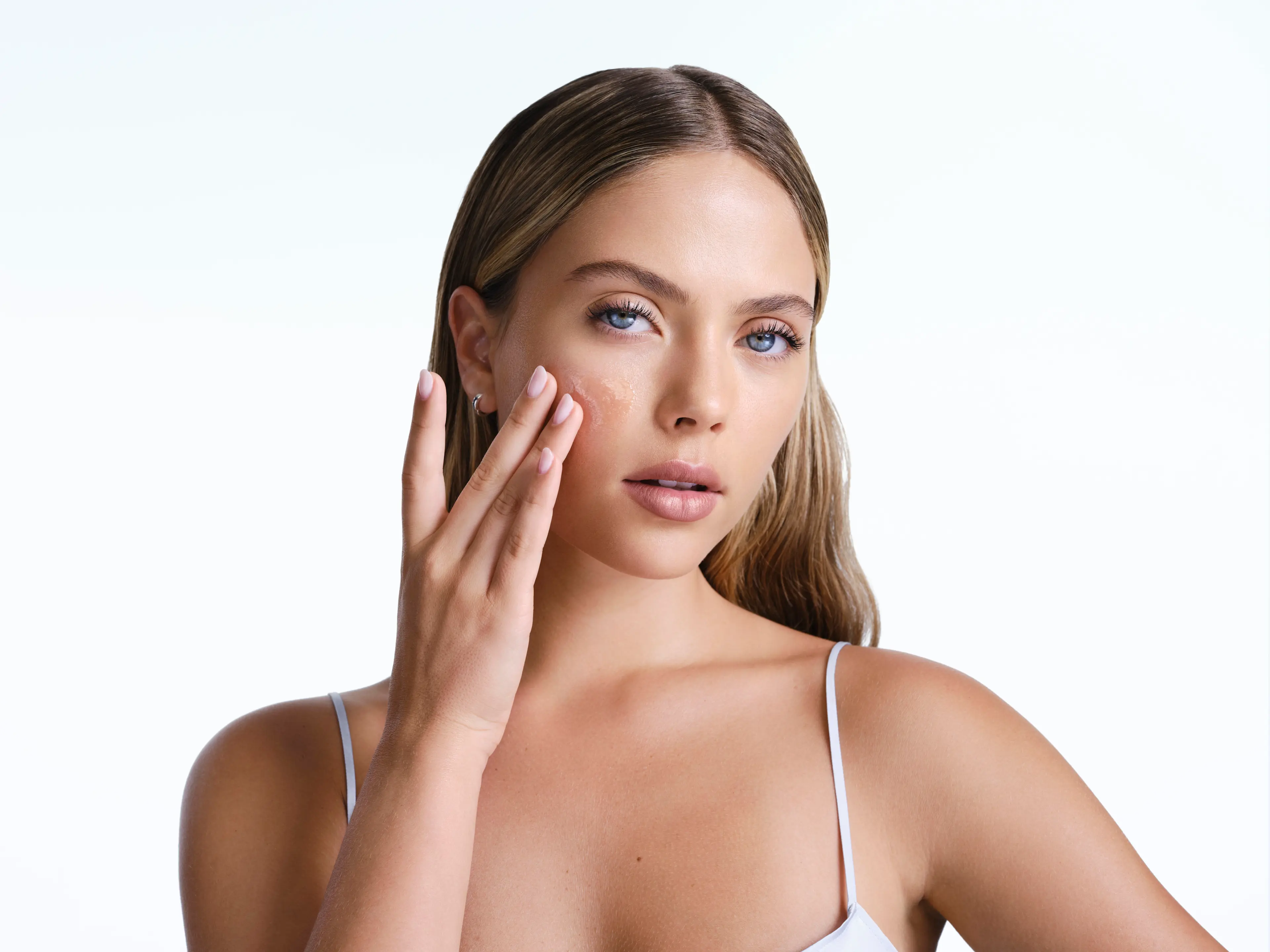 Donna che applica la crema Collagen Bank di Neutrogena® per stimolare la produzione di collagene