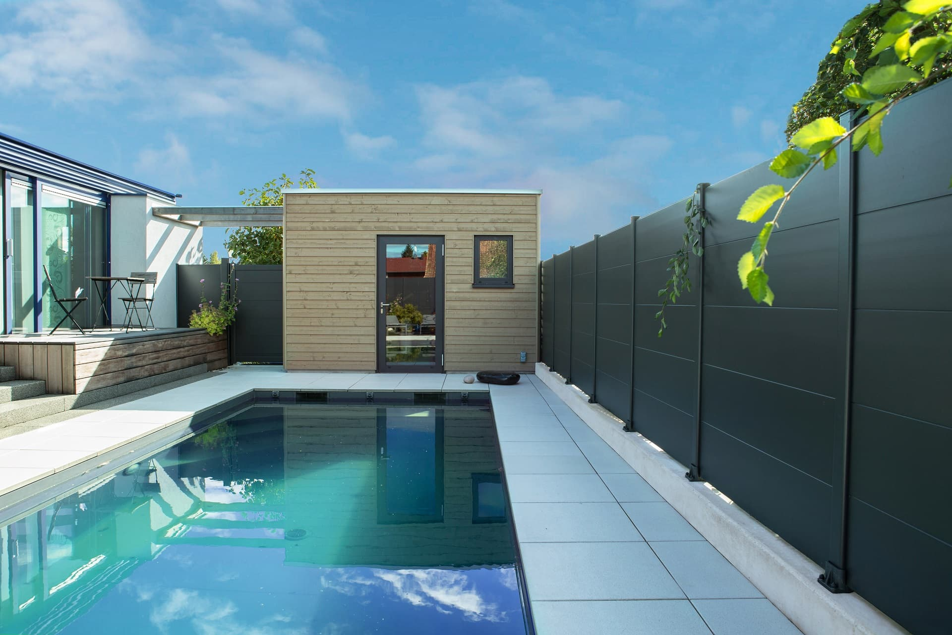 Clôture en aluminium pour jardin avec piscine