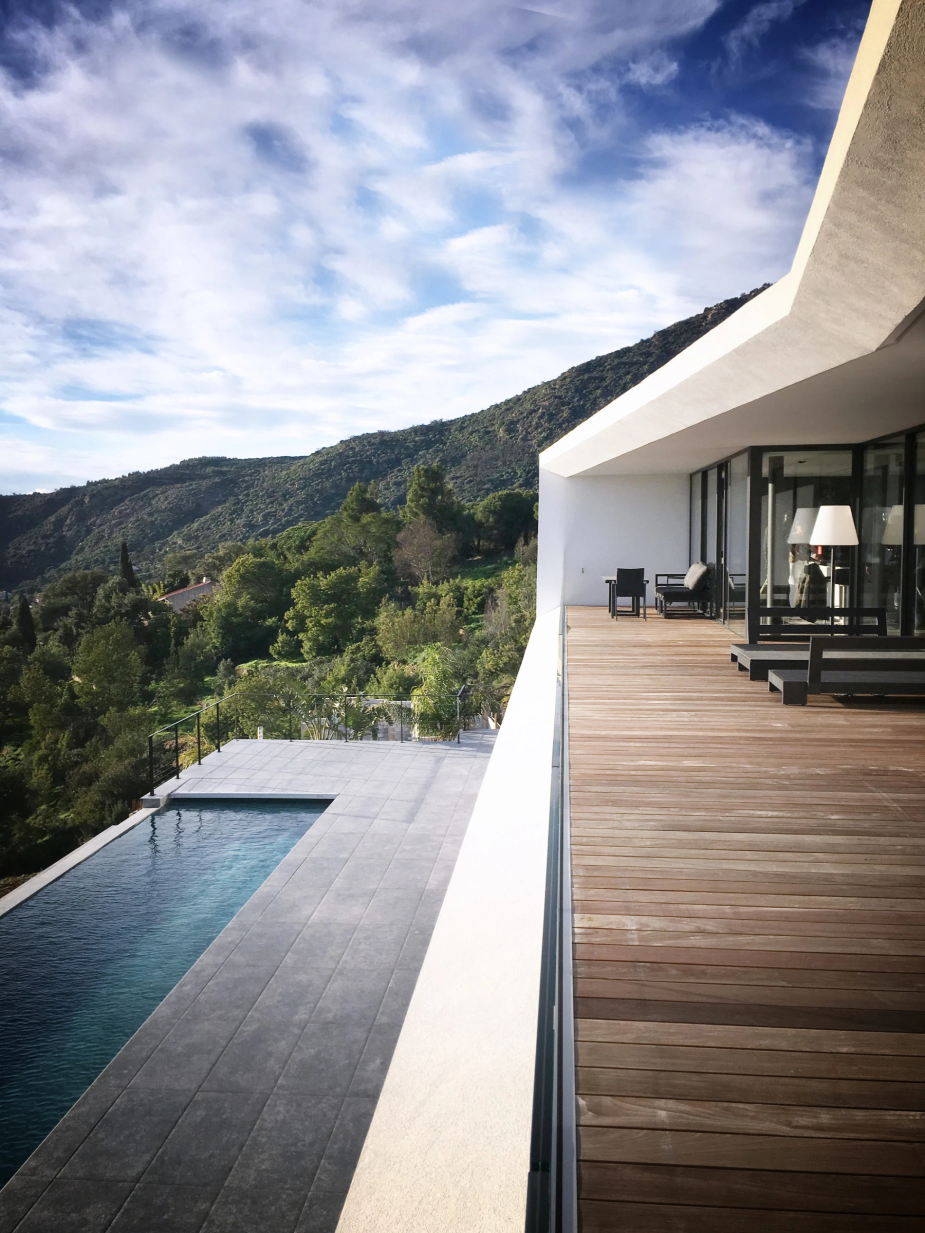 Embracing the Horizon: A Coastal Villa That Redefines Modern Living