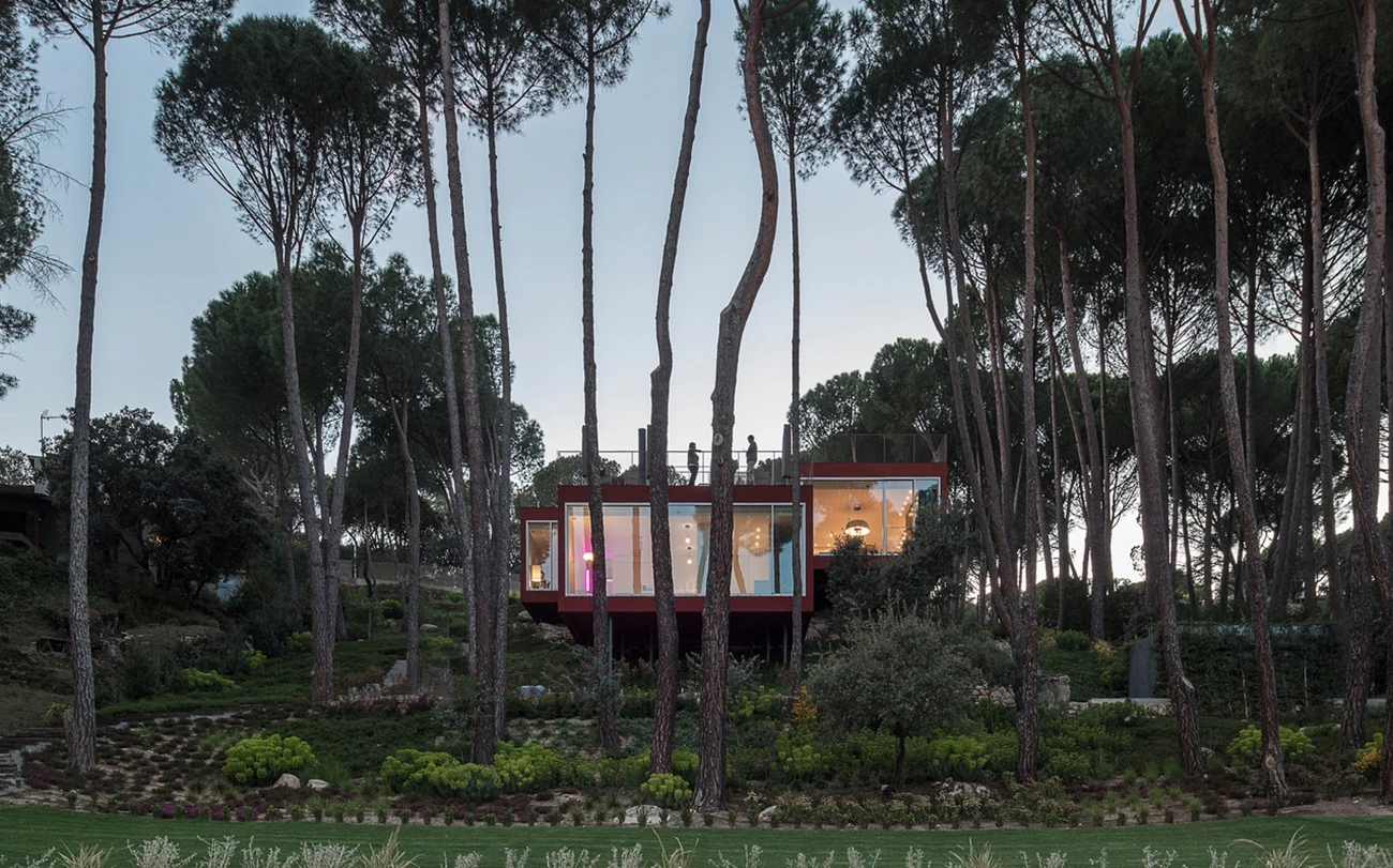 Maison en Rouge : immersion au cœur de la forêt