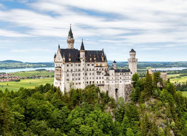 Neuschwanstein – photo by Luis Fernando Felipe Alves on Unsplash