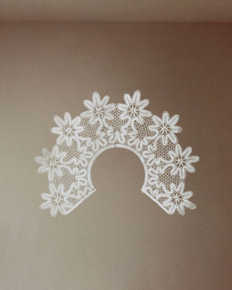 Meredith Peck wearing our „Daisies” Collar.