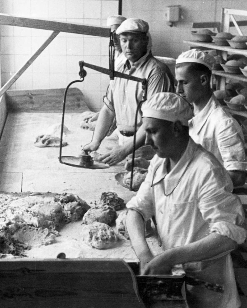 Bakery in Warsaw, author unknown, 1942, from the collection of the National Digital Archives.