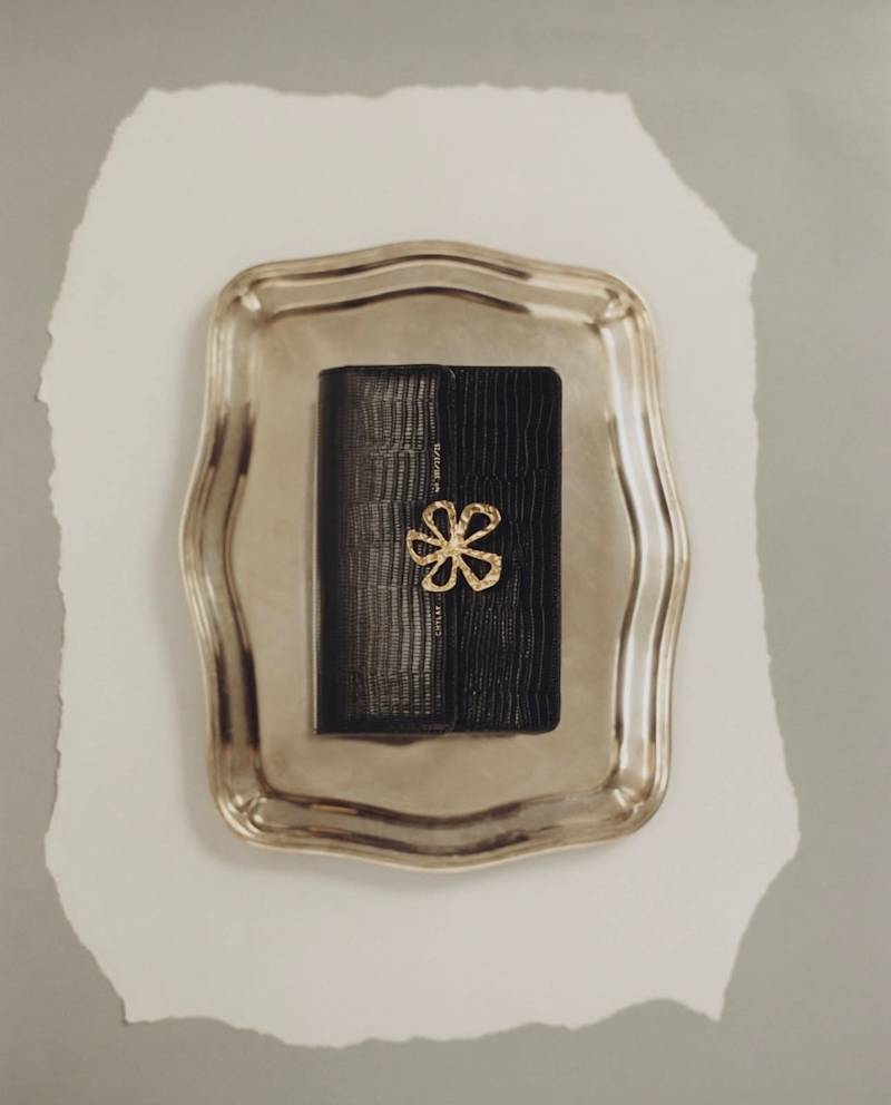 Our classic bags with a sculptural seal: the perfect gift for those who appreciate refined and sophisticated design.