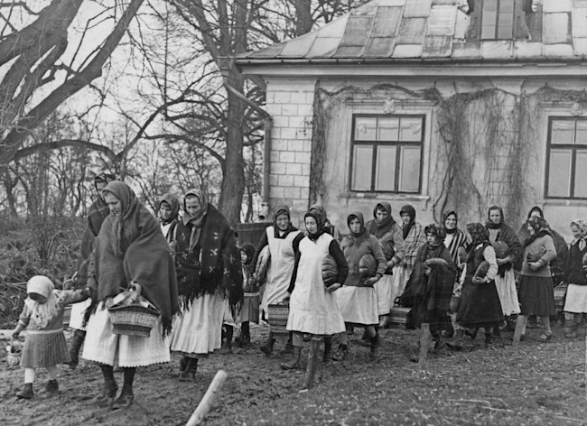 Carrying breads for blessing, Modlnica, Kraków district, photo by the “Światowid” Photographic Agency, from the collection of the Seweryn Udziela Ethnographic Museum in Kraków