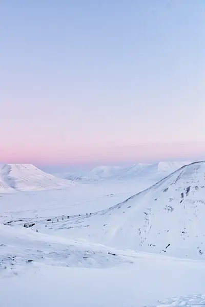 Hike in light winter - Hurtigruten Svalbard - Photo Agurtxane Concellon