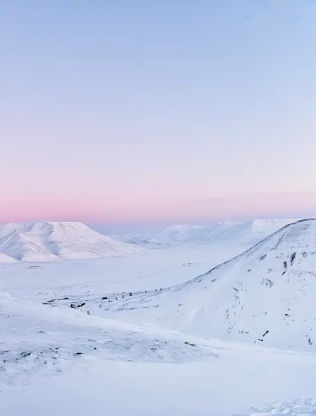 Hike in light winter - Hurtigruten Svalbard - Photo Agurtxane Concellon