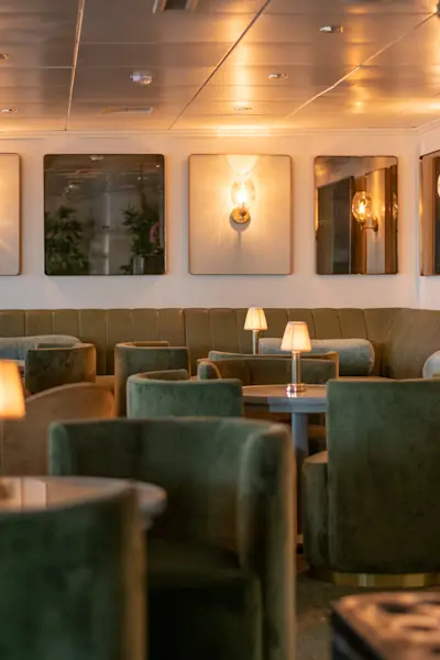 The Andrea Lounge onboard MS Serenissima. Photo credit: Hurtigruten Svalbard / Paulina Hinz