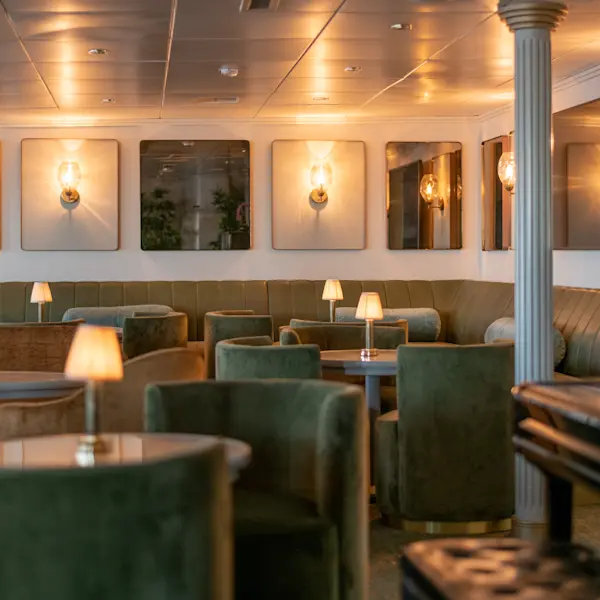 The Andrea Lounge onboard MS Serenissima. Photo credit: Hurtigruten Svalbard / Paulina Hinz