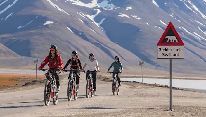 Sightseeing with electric bike - Hurtigruten Svalbard - Photo Schibsted Partnerstudio