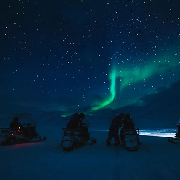 Northern lights hunting with electric snowmobile - Hurtigruten Svalbard - Photo Agurtxane Concellon