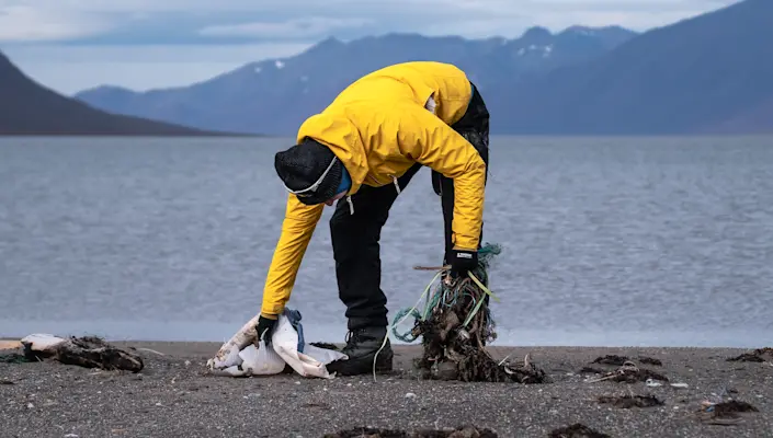 MS Serenissima_Collecting Trash_Photo Svalbard Folkehogskole