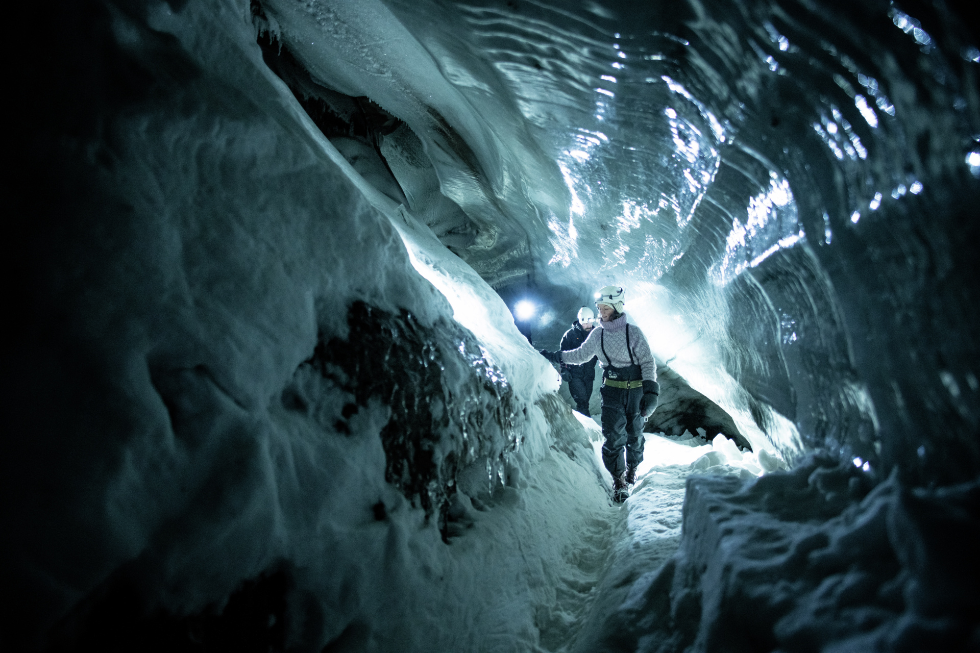 Ice-cave-with-snowcat-HGR-155251-Photo Thomas Griesbeck