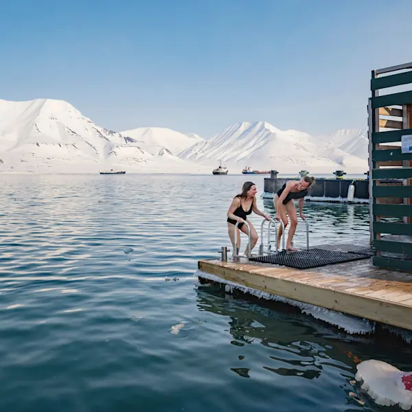 Ice bath with sauna, polar plunge on Svalbard - Hurtigruten Svalbard - Photo Schibsted Partnerstudio