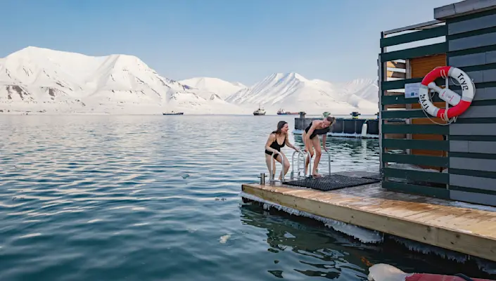 Ice bath with sauna, polar plunge on Svalbard - Hurtigruten Svalbard - Photo Schibsted Partnerstudio