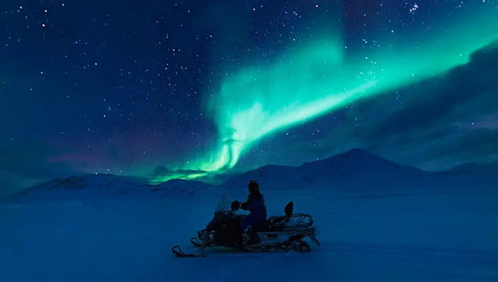 Northern light and snow mobile HGS 15120 1920 Photo Agurtxane Concellon