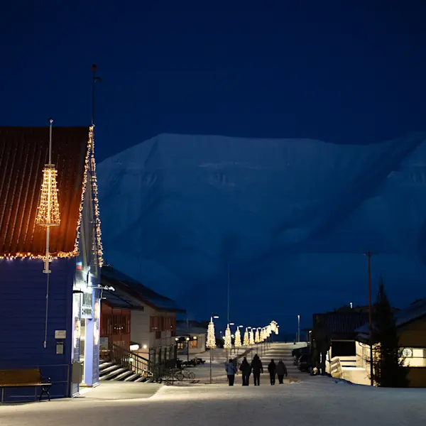 PolarNight HurtigrutenSvalbard Mainstreet1 MarieHusoy