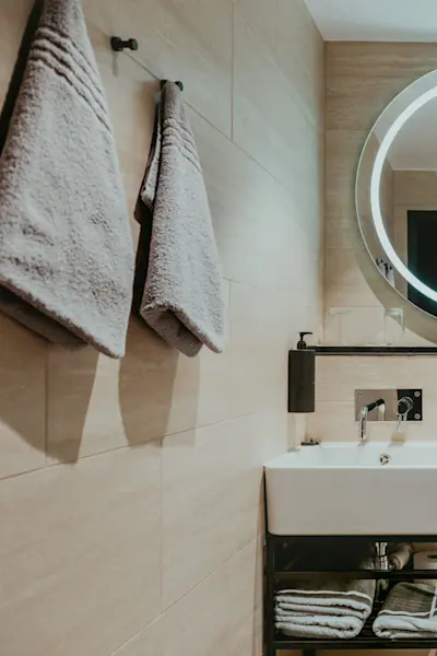 Funken Lodge - Bathroom with shower - Hurtigruten Svalbard - Photo Ragnhild Utne