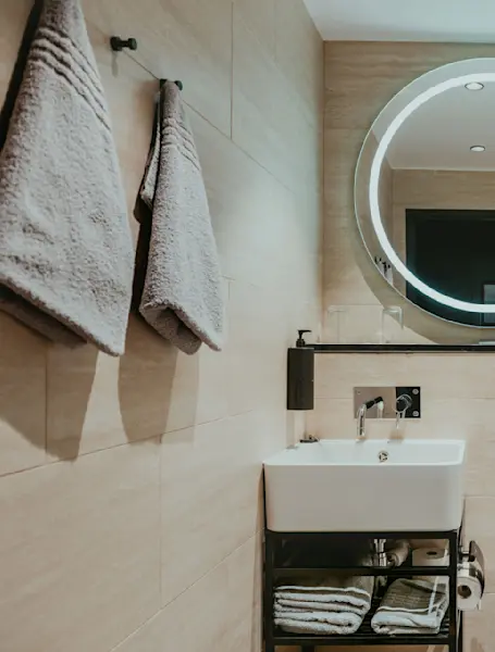 Funken Lodge - Bathroom with shower - Hurtigruten Svalbard - Photo Ragnhild Utne
