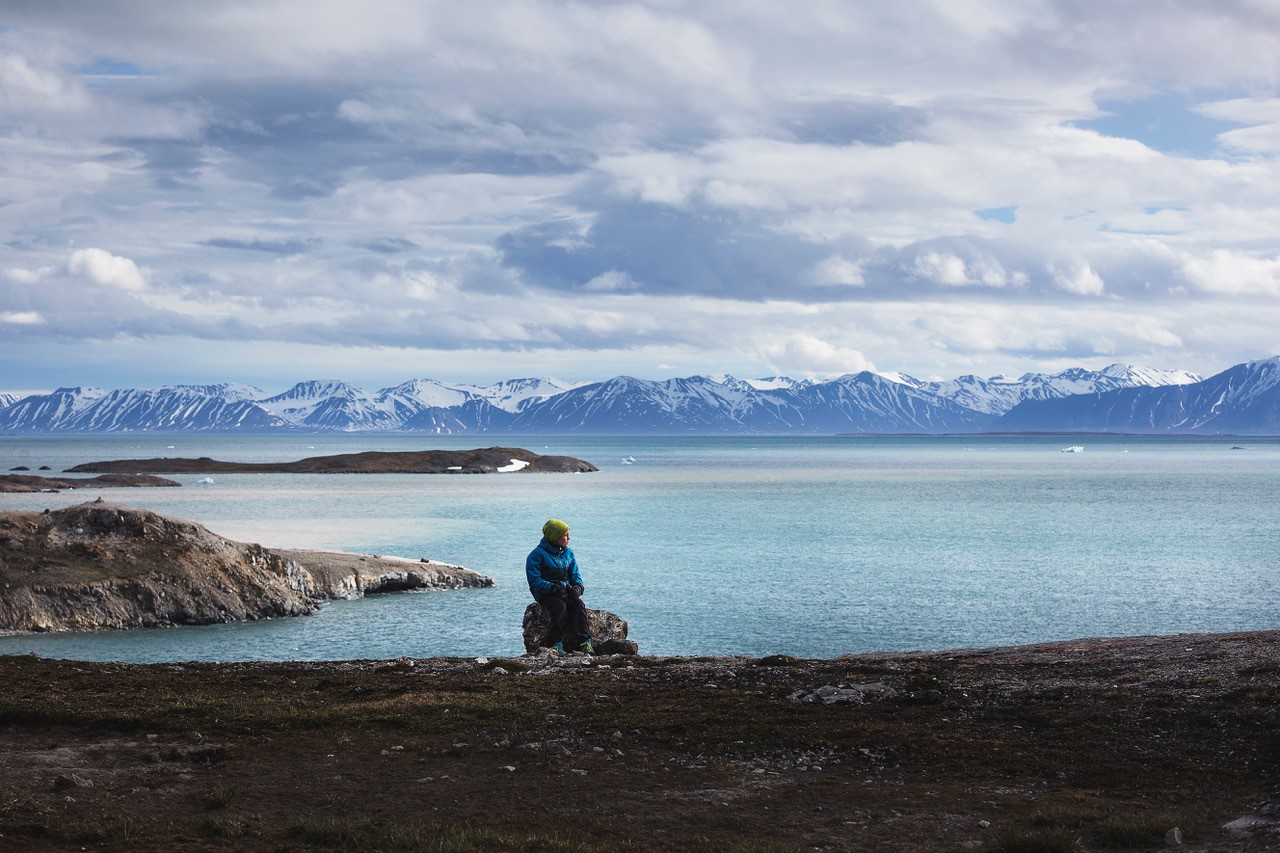 Guest enjoying the views of Svalbard. Photo Credit: Guro Skjeldrup / Hurtigruten Svalbard