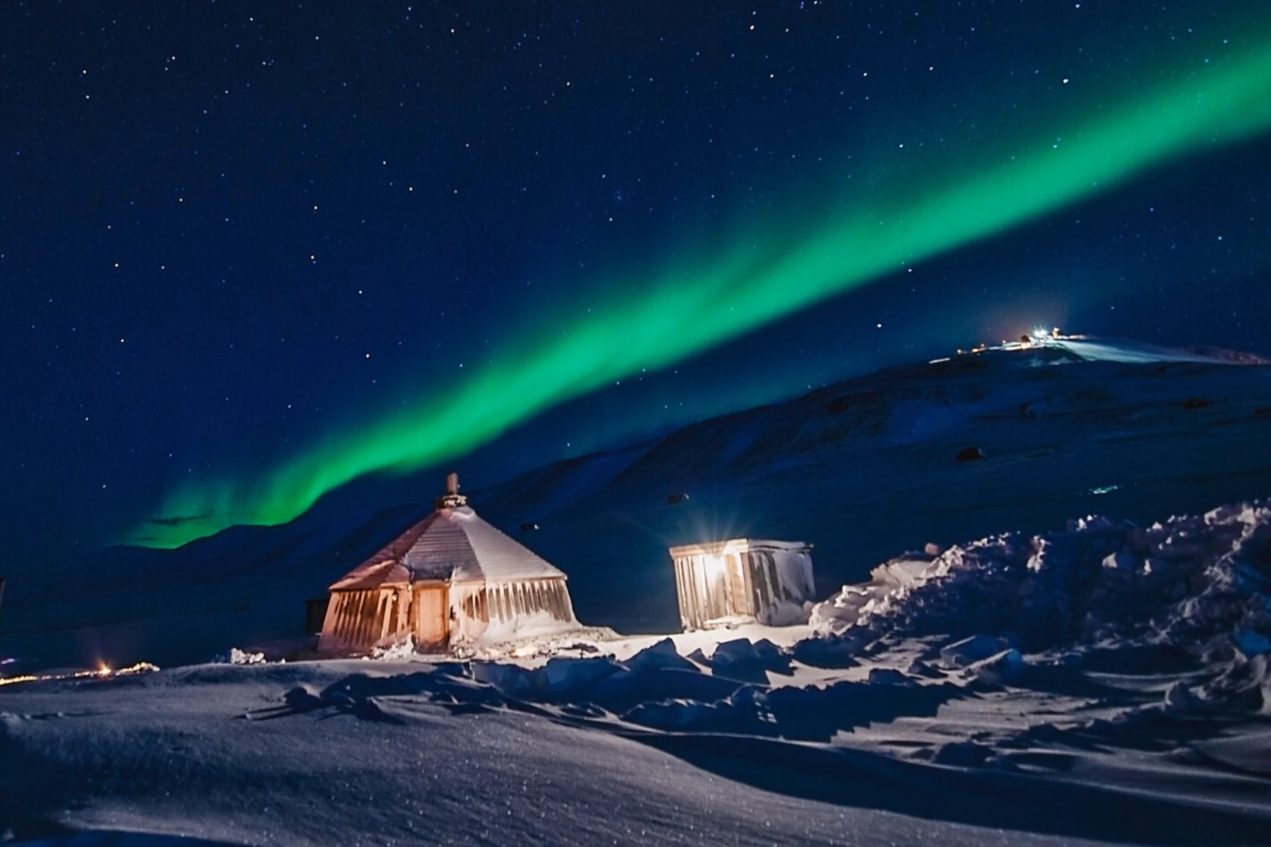 Northern-light-over-Camp-Barentz-HGS-14689 1920-Photo Agurtxane Concellon (2)