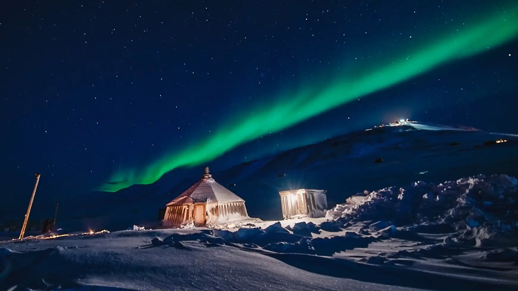 Northern-light-over-Camp-Barentz-HGS-14689 1920-Photo Agurtxane Concellon (2)