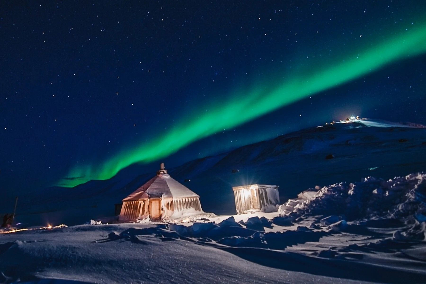 Northern-light-over-Camp-Barentz-HGS-14689 1920-Photo Agurtxane Concellon (2)