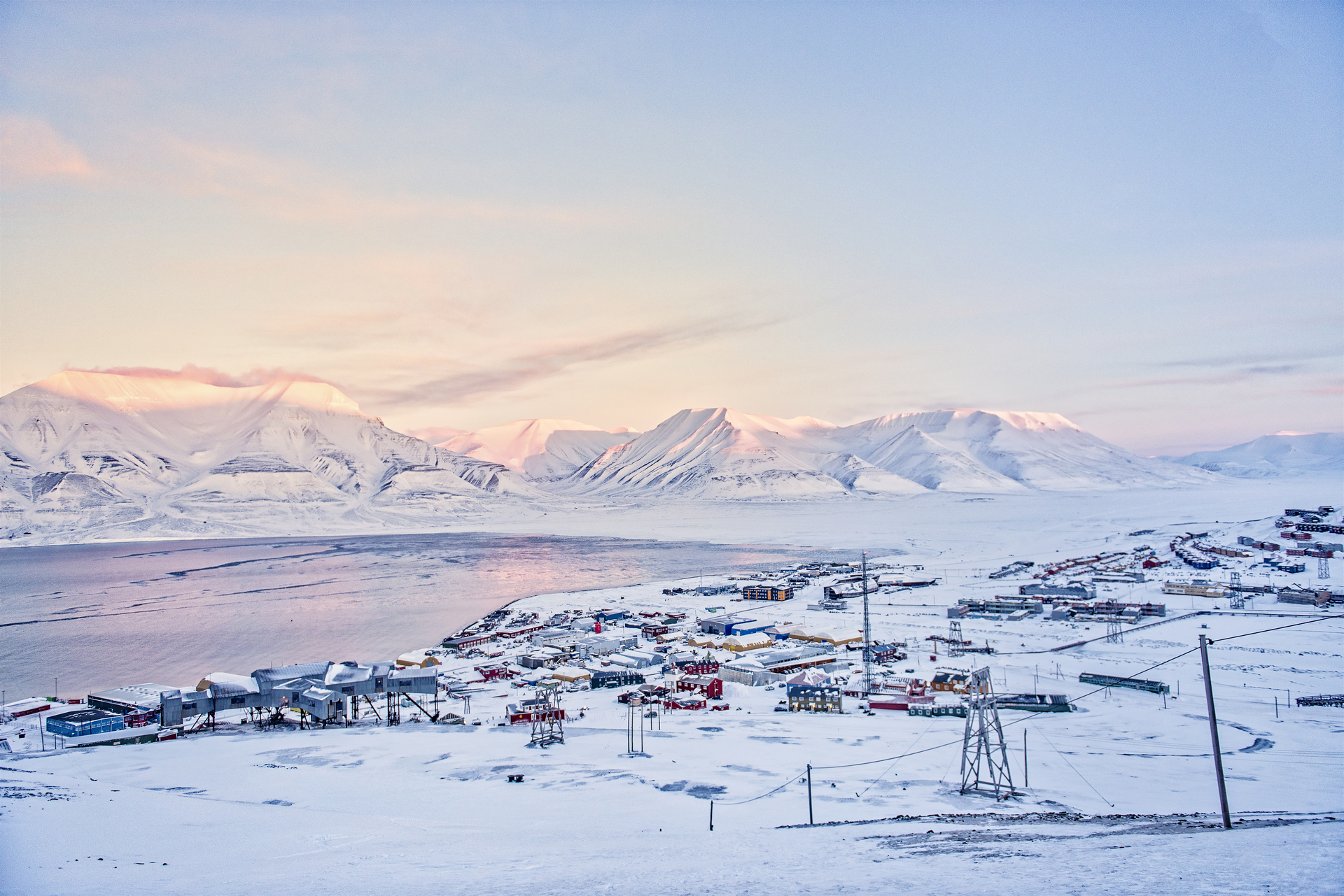Longyearbyen in light winter HGS 15225 Photo Agurtxane Concellon