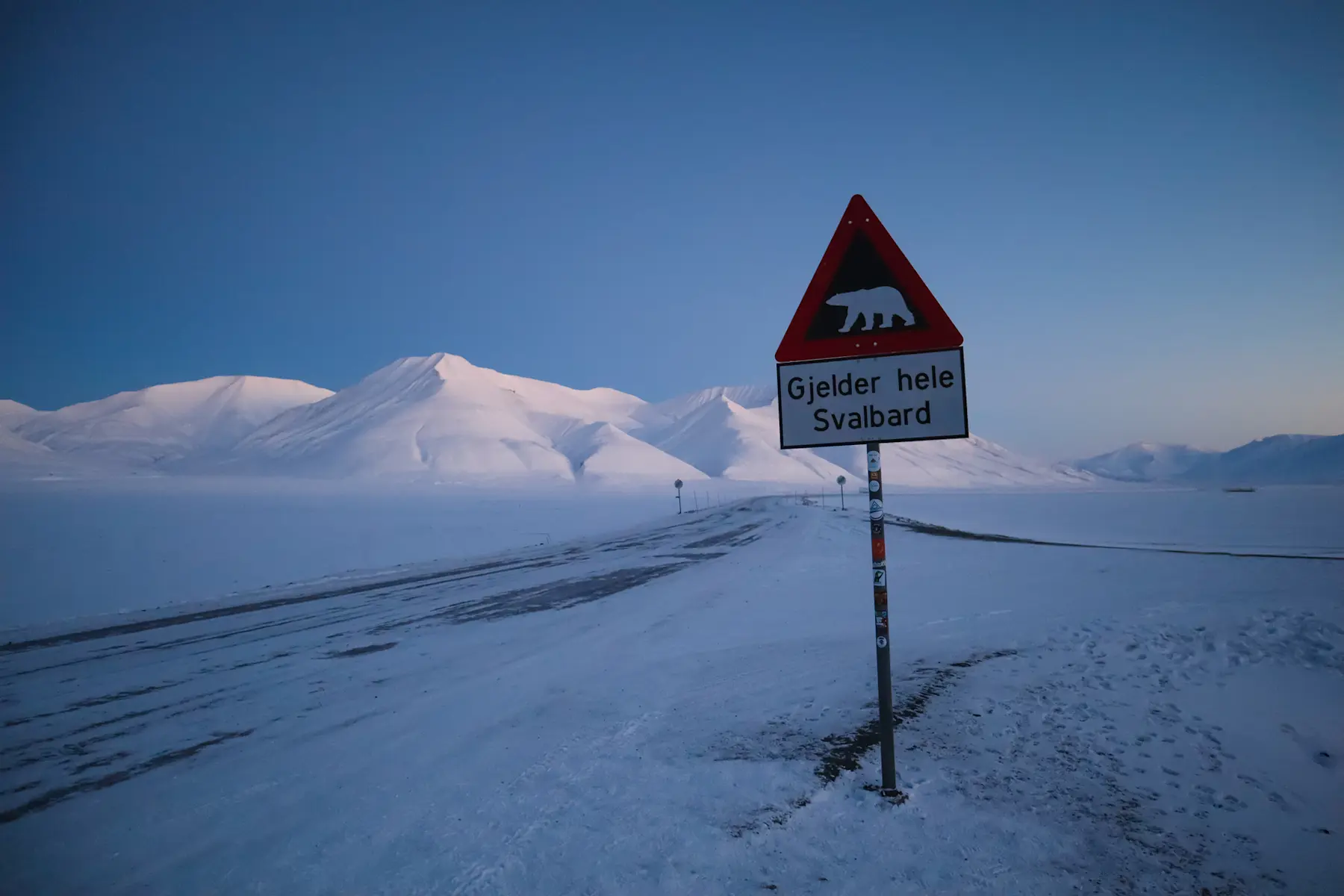 Hurtigruten Svalbard_Blue hour in Longyearbyen_Photo Eveline Lunde