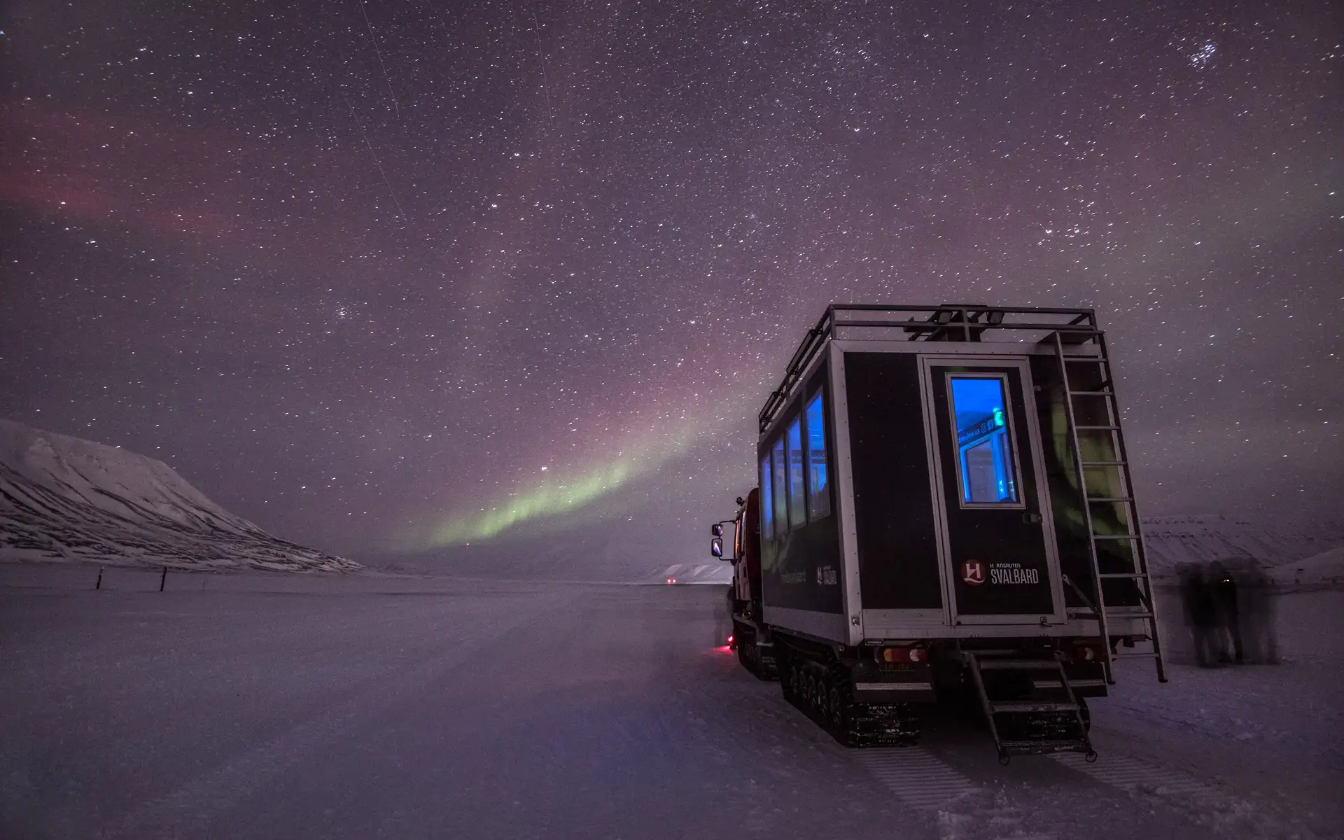 Northern lights hunting with snowcat HGR 136411 Photo Agurtxane Concellon (1)