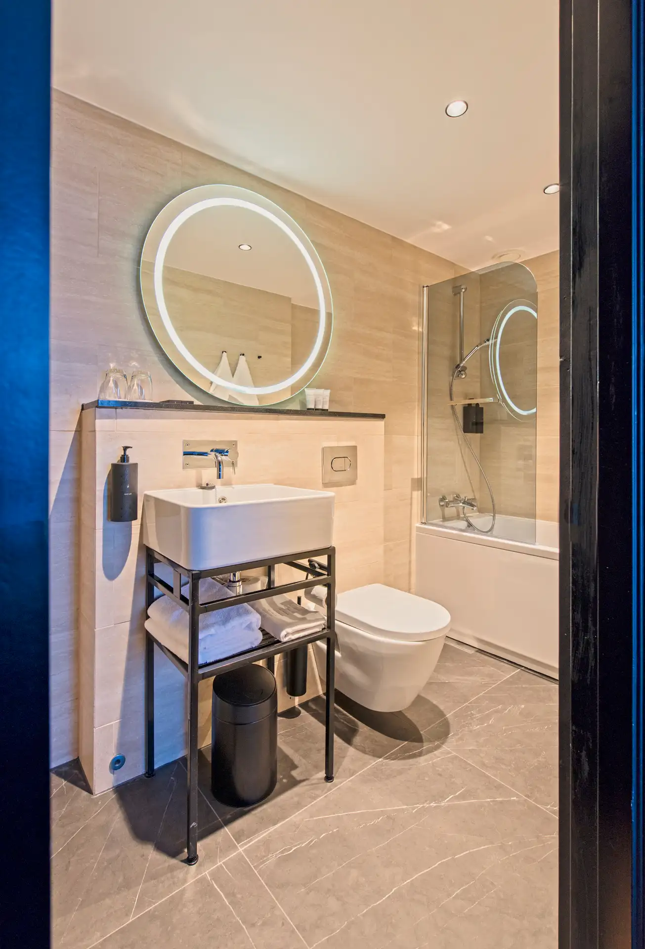 Bathroom-Suite-Funken-Lodge-Hurtigruten-Svalbard-HGR 128787 Photo Agurtxane Concellon