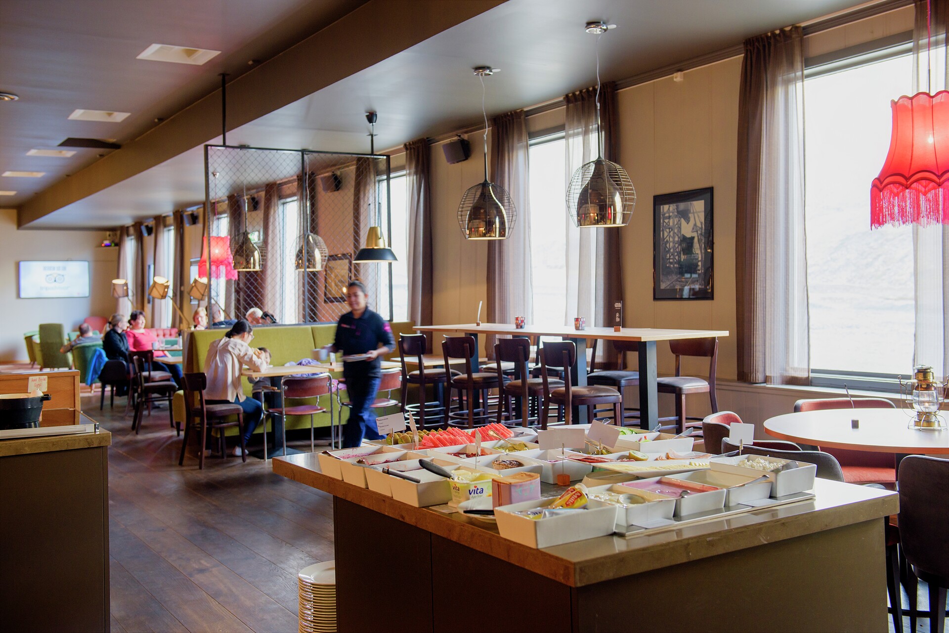 Breakfast at CMC HGR 119720 1920 Photo Agurtxane Concellon