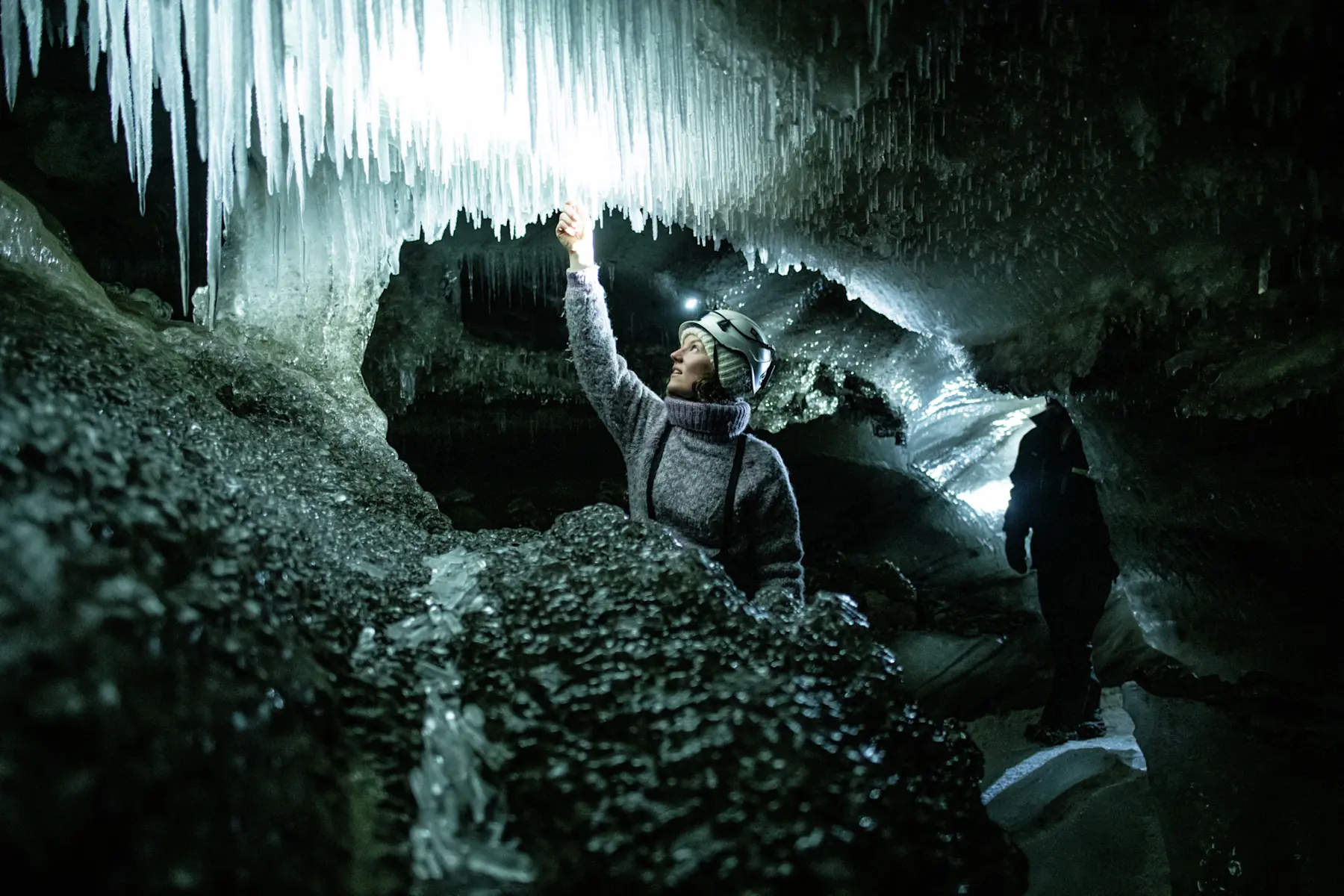 Ice-cave-with-snowcat-HGR-155256 1920-Photo Thomas Griesbeck