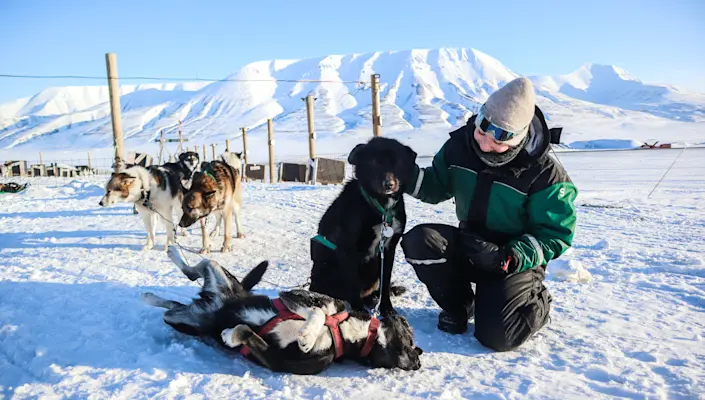 Dogsledding in Bolterdalen HGR 162048 Photo Eveline Lunde_Hurtigruten Svalbard