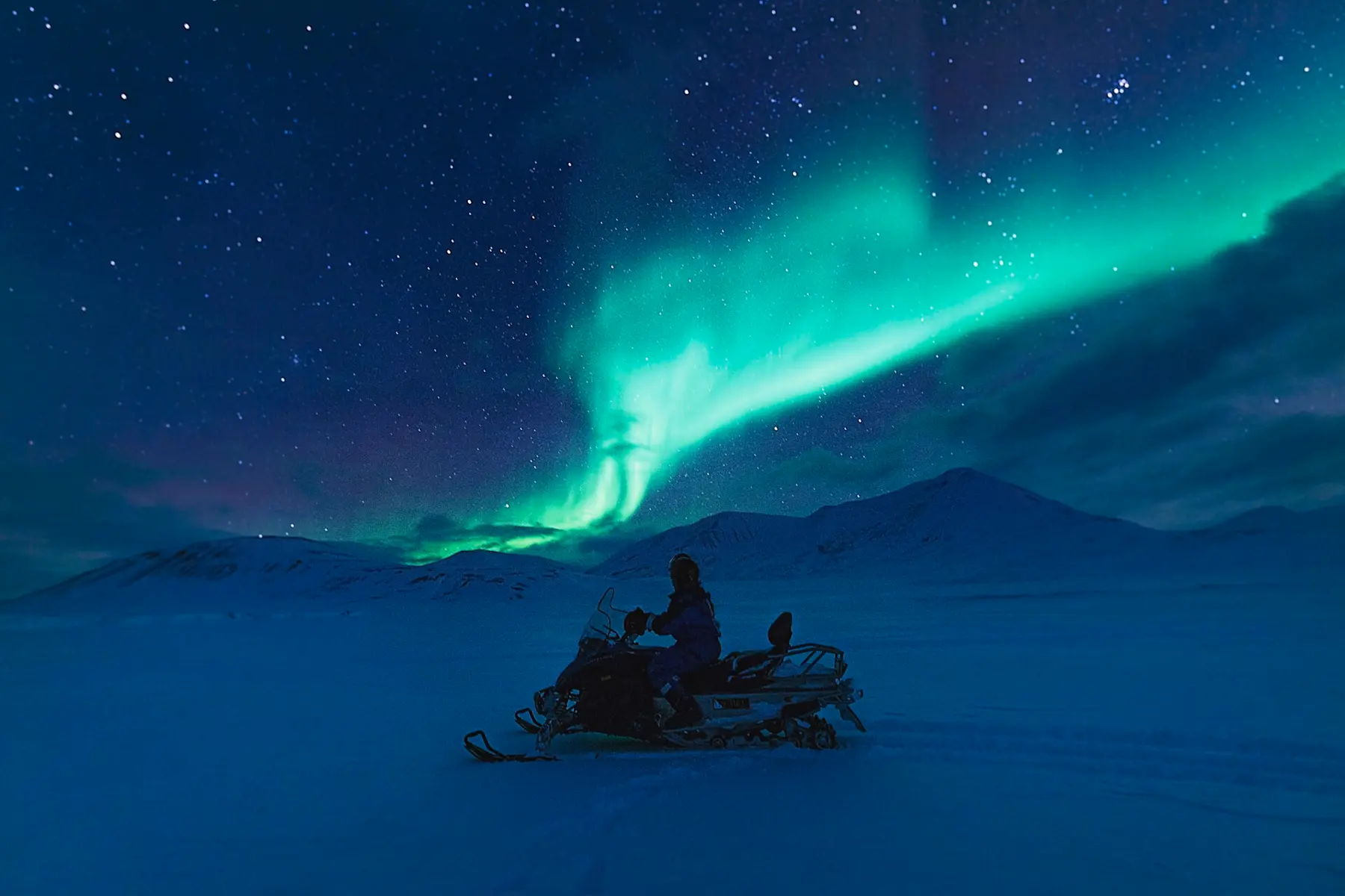 Northern light and snow mobile - Hurtigruten Svalbard - Photo Agurtxane Concellon
