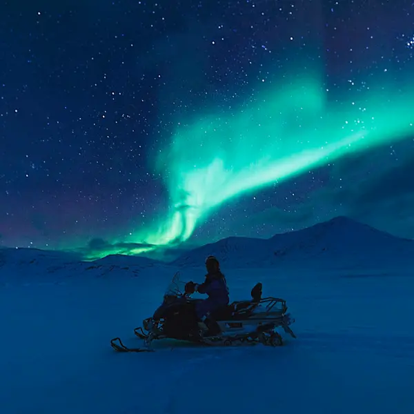 Northern light and snow mobile - Hurtigruten Svalbard - Photo Agurtxane Concellon