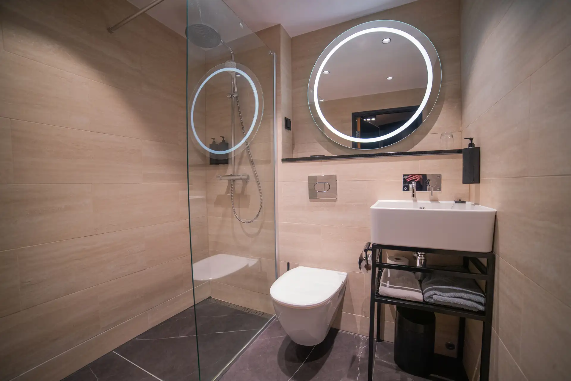 Bathroom-Standard-Room-Funken-Lodge-Hurtigruten-Svalbard-Photo-Ben-Bjerre-HGR 163930