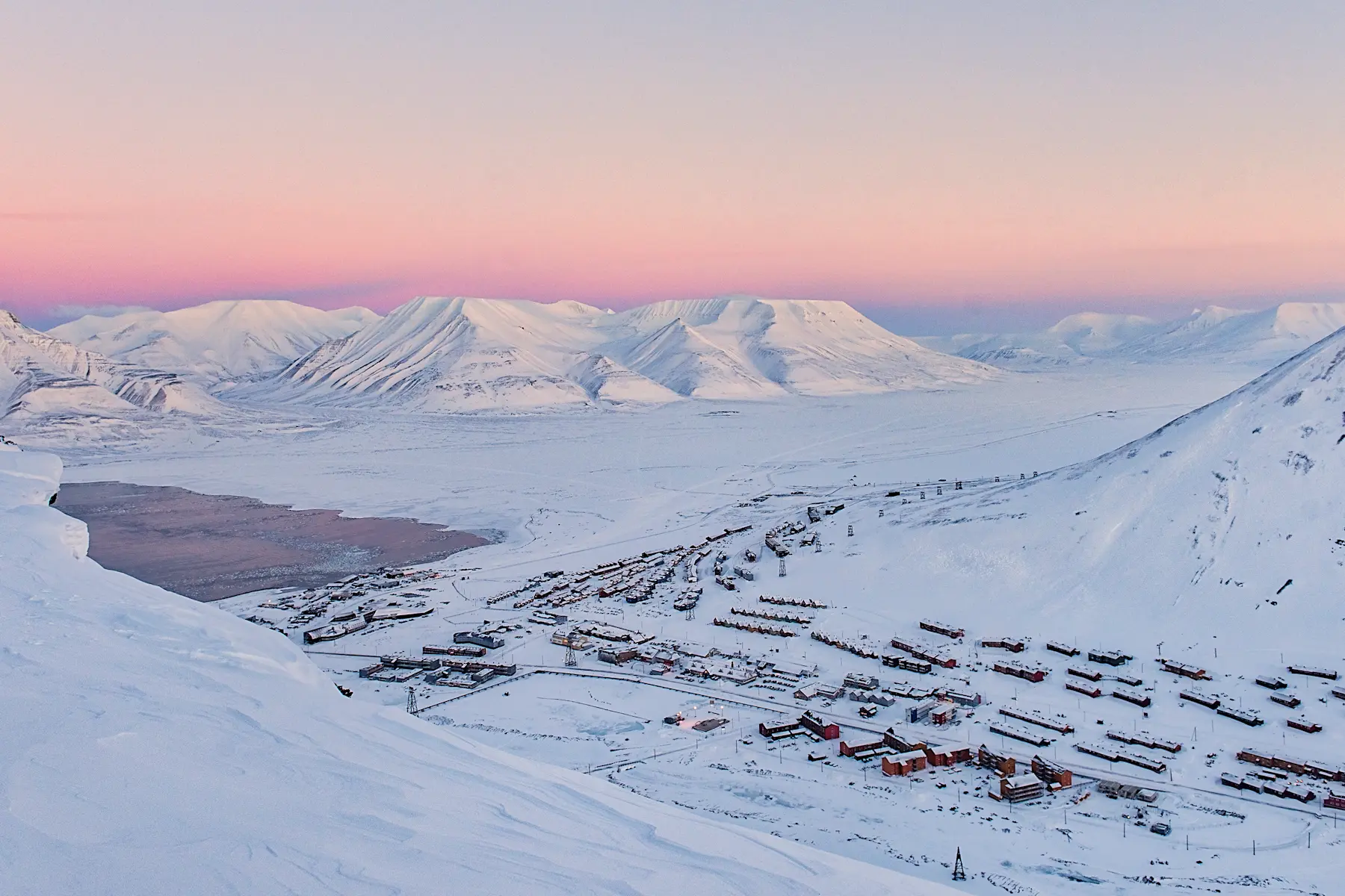 Longyearbyen in light winter HRES 15229 Photo Agurtxane Concellon