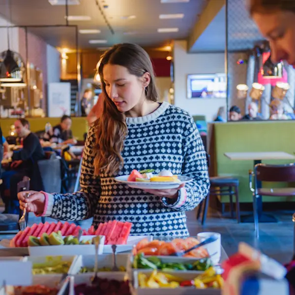 Breakfast at CMC HGR 119719 1920 Photo Agurtxane Concellon