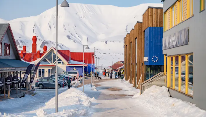 Longyearbyen Sunny Winter HGR 165481 Photo Schibsted Partnerstudio