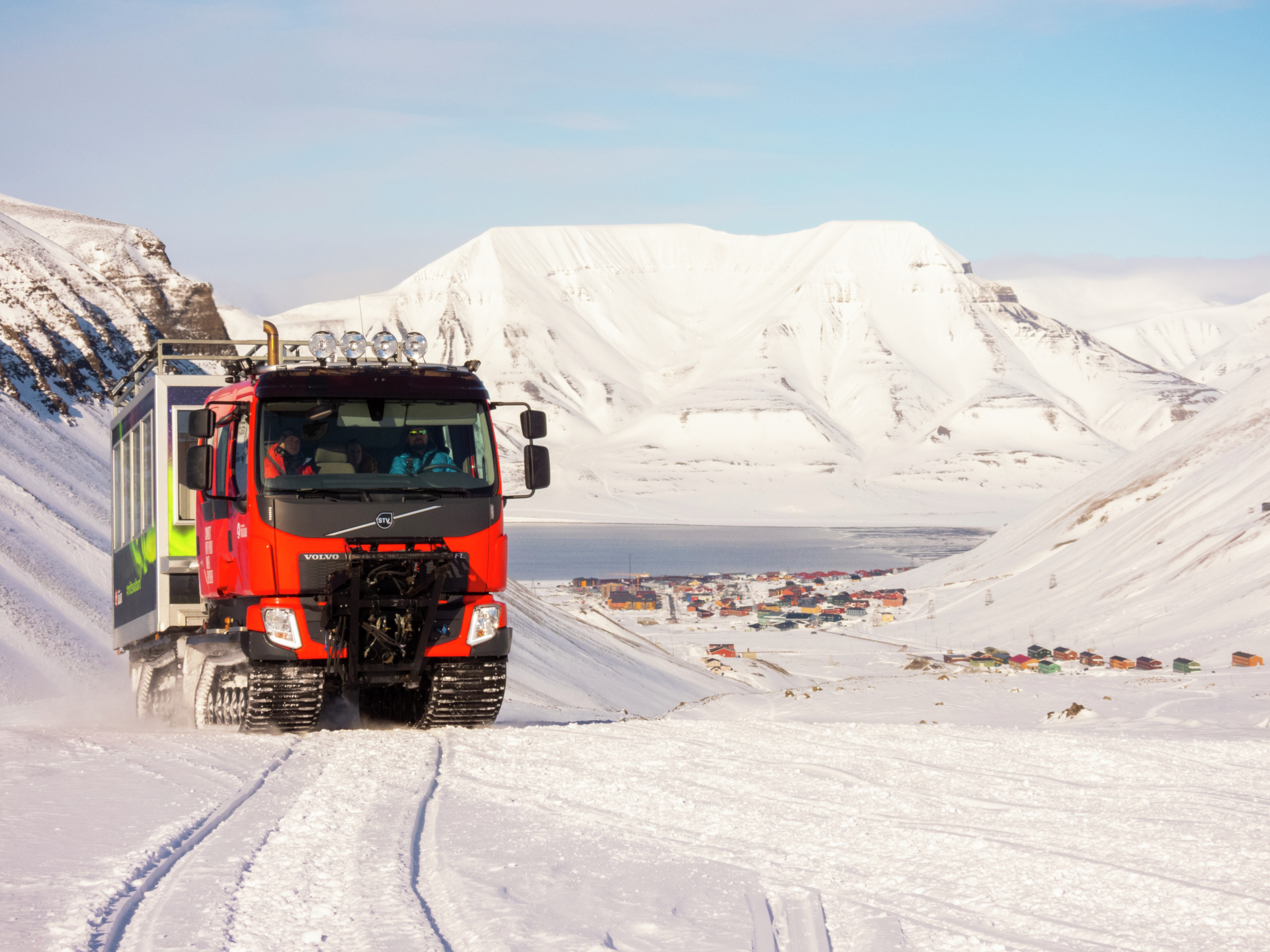 Ice-cave-tour-with-snowcat-HGR-151914 1920-Photo Håkon Daae Brensholm
