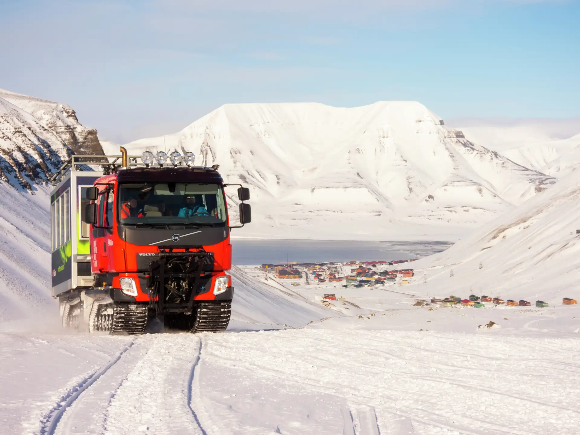 Ice-cave-tour-with-snowcat-HGR-151914 1920-Photo Håkon Daae Brensholm