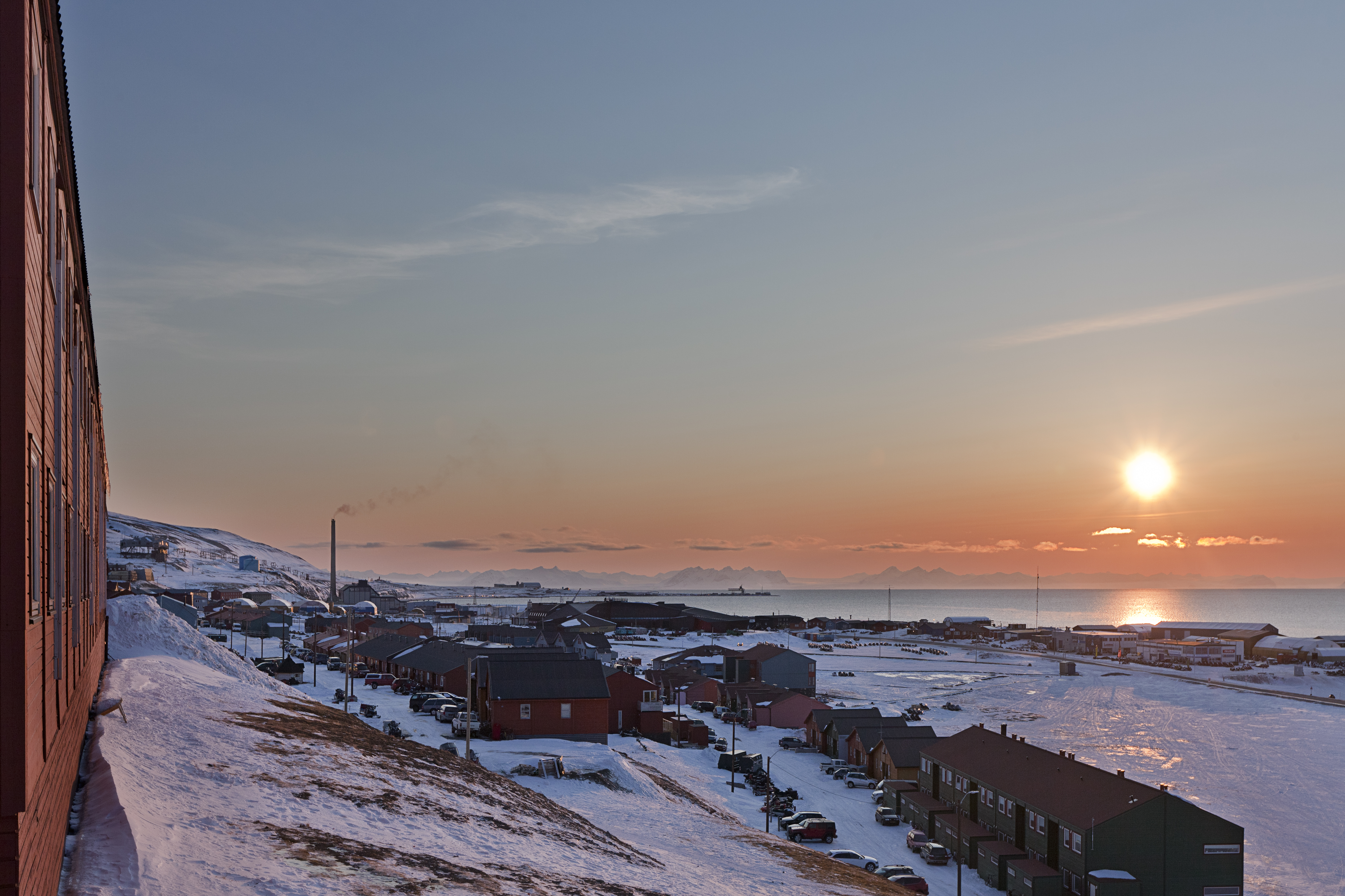 Longyear city in midnight sun HGS 03282 Photo Hanne Feyling