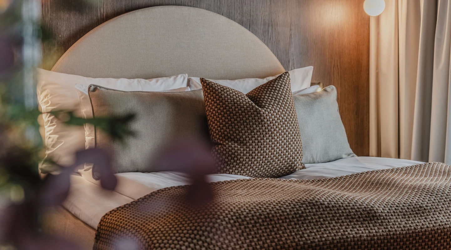 Guest room at Funken Lodge: Hurtigruten-Svalbard-Funken-Lodge-Suite-02-Ragnhild-Utne-10-29575537-Photo Ragnhild Utne