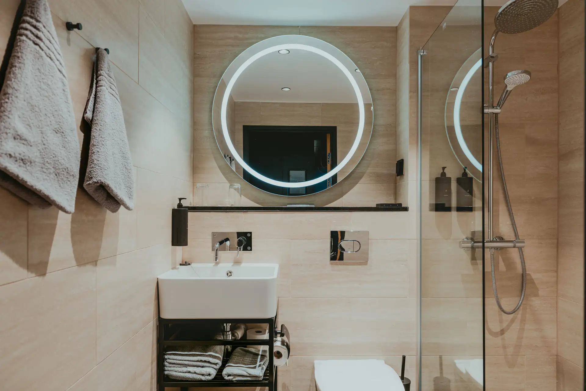 Bathroom-Standard-Superior-Rooms-Funken-Lodge-32-29613386-Photo-Ragnhild-Utne-Hurtigruten-Svalbard
